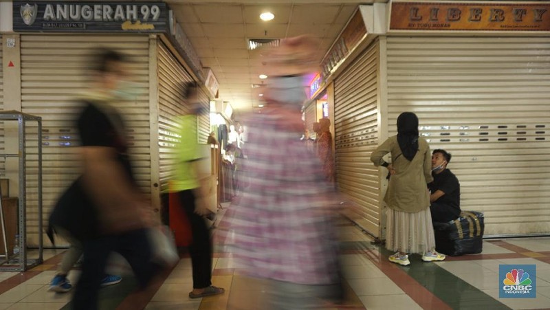 Suasana Pasar Tanah Abang resmi dibuka kembali hari ini setelah sebelumnya tutup karena pembatasan sosial berskala besar (PSBB) DKI Jakarta. 15/6/20, CNBC Indonesia/Tri Susilo
Pantauan CNBC Indonesia di Ruko Blok B Pasar Tanah Abang, Jakarta Pusat, Senin (15/6/2020), kawasan ruko ini didominasi oleh pedagang baju, kain dan kerudung. Setiap pengunjung berjalan, pedagang pun menjajakan barang jualannya.  

Sebelum memasuki pasar pengunjung dicek suhu oleh dinas kesehatan setempat dan pihak pengelola mal sudah menyediakan tempat cuci tangan di setiap Blok pintu masuk pasar.

Terdapat masyarakat dan pedagang yang sedang melalukan transaksi jual-beli. Mereka bertransaksi menggunakan masker. Namun, hanya sedikit pedagang yang menggunakan face shield.

Mayoritas pengunjung membeli barang dalam jumlah yang banyak. Bahkan, tak jarang pengunjung datang dengan membawa trolly lipat untuk memudahkannya membawa barang. 

Seperti diketahui, Perumda Pasar Jaya menerapkan sistem ganjil-genap di pasar-pasar yang dikelolanya. Skema ganjil-genap di pasar berlaku sesuai dengan nomor kios, misalnya apabila tanggal genap, maka kios yang bukan hanya bernomor genap.

Direktur Utama Perumda (PD) Pasar Jaya Arief Nasrudin mengatakan aturan ganjil-genap di pasar di wilayah DKI Jakarta akan berlaku pada 15 Juni 2020. Aturan tersebut diberlakukan untuk mencegah semakin masifnya penularan Virus Corona (COVID-19) di pasar. (CNBC Indonesia/Tri Susilo)