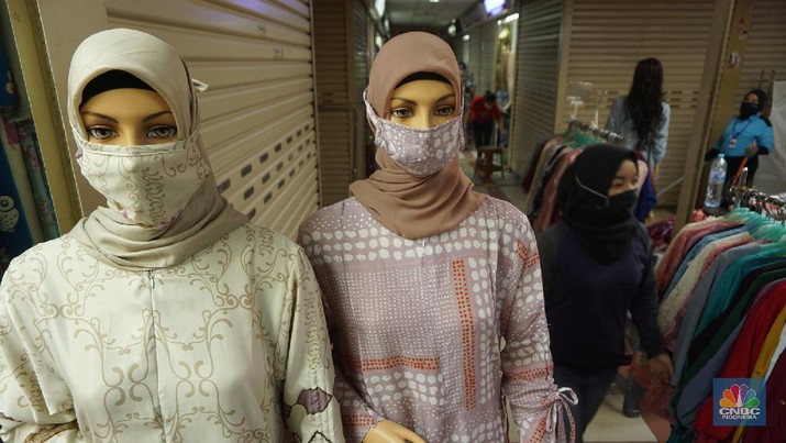 Pasar Tanah Abang (CNBC Indonesia/Tri Susilo) Suasana Pasar Tanah Abang resmi dibuka kembali hari ini setelah sebelumnya tutup karena pembatasan sosial berskala besar (PSBB) DKI Jakarta. 15/6/20, CNBC Indonesia/Tri Susilo
Pantauan CNBC Indonesia di Ruko Blok B Pasar Tanah Abang, Jakarta Pusat, Senin (15/6/2020), kawasan ruko ini didominasi oleh pedagang baju, kain dan kerudung. Setiap pengunjung berjalan, pedagang pun menjajakan barang jualannya.
Sebelum memasuki pasar pengunjung dicek suhu oleh dinas kesehatan setempat dan pihak pengelola mal sudah menyediakan tempat cuci tangan di setiap Blok pintu masuk pasar.
Terdapat masyarakat dan pedagang yang sedang melalukan transaksi jual-beli. Mereka bertransaksi menggunakan masker. Namun, hanya sedikit pedagang yang menggunakan face shield.
Mayoritas pengunjung membeli barang dalam jumlah yang banyak. Bahkan, tak jarang pengunjung datang dengan membawa trolly lipat untuk memudahkannya membawa barang.
Seperti diketahui, Perumda Pasar Jaya menerapkan sistem ganjil-genap di pasar-pasar yang dikelolanya. Skema ganjil-genap di pasar berlaku sesuai dengan nomor kios, misalnya apabila tanggal genap, maka kios yang bukan hanya bernomor genap.
Direktur Utama Perumda (PD) Pasar Jaya Arief Nasrudin mengatakan aturan ganjil-genap di pasar di wilayah DKI Jakarta akan berlaku pada 15 Juni 2020. Aturan tersebut diberlakukan untuk mencegah semakin masifnya penularan Virus Corona (COVID-19) di pasar. (CNBC Indonesia/Tri Susilo)