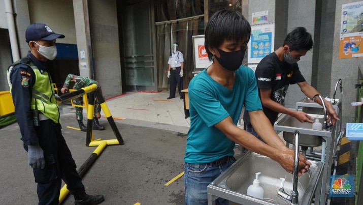 Pasar Tanah Abang (CNBC Indonesia/Tri Susilo) Suasana Pasar Tanah Abang resmi dibuka kembali hari ini setelah sebelumnya tutup karena pembatasan sosial berskala besar (PSBB) DKI Jakarta. 15/6/20, CNBC Indonesia/Tri Susilo
Pantauan CNBC Indonesia di Ruko Blok B Pasar Tanah Abang, Jakarta Pusat, Senin (15/6/2020), kawasan ruko ini didominasi oleh pedagang baju, kain dan kerudung. Setiap pengunjung berjalan, pedagang pun menjajakan barang jualannya.
Sebelum memasuki pasar pengunjung dicek suhu oleh dinas kesehatan setempat dan pihak pengelola mal sudah menyediakan tempat cuci tangan di setiap Blok pintu masuk pasar.
Terdapat masyarakat dan pedagang yang sedang melalukan transaksi jual-beli. Mereka bertransaksi menggunakan masker. Namun, hanya sedikit pedagang yang menggunakan face shield.
Mayoritas pengunjung membeli barang dalam jumlah yang banyak. Bahkan, tak jarang pengunjung datang dengan membawa trolly lipat untuk memudahkannya membawa barang.
Seperti diketahui, Perumda Pasar Jaya menerapkan sistem ganjil-genap di pasar-pasar yang dikelolanya. Skema ganjil-genap di pasar berlaku sesuai dengan nomor kios, misalnya apabila tanggal genap, maka kios yang bukan hanya bernomor genap.
Direktur Utama Perumda (PD) Pasar Jaya Arief Nasrudin mengatakan aturan ganjil-genap di pasar di wilayah DKI Jakarta akan berlaku pada 15 Juni 2020. Aturan tersebut diberlakukan untuk mencegah semakin masifnya penularan Virus Corona (COVID-19) di pasar. (CNBC Indonesia/Tri Susilo)