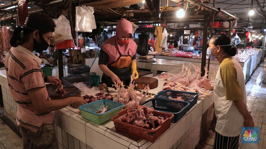 Suasana Pasar Perumnas Klender, Jakarta Timur, Senin 15/6.  Untuk mencegah masifnya penyebaran Covid-19 di pasar-pasar tradisional Jakarta, PD Pasar Jaya mengambil beberapa kebijakan diantaranya menutup pasar dan menerapkan aturan ganjil-genap. Salah satunya di pasar Perumnas Klender. Aturan pasar ganjil genap mulai berlaku hari ini. Praktik ganjil-genap di pasar itu  berlaku sesuai dengan nomor kios. Apabila tanggal genap, maka kios yang buka hanya bernomor genap, begitu sebaliknya. Terlihat sejumlah pedagang mentaati aturan wajib menggunakan face shield dan masker ketika berjualan.  Untuk pembeli wajib mengenakan masker. Pasar hanya beroperasi sejak pukul 06.00 WIB hingga pukul 14.00 WIB. Salah satu pedagang kios baju anak dan muslim Guswandi mengatakan adanya peraturan ini membuat  penghasilan berkurang. 