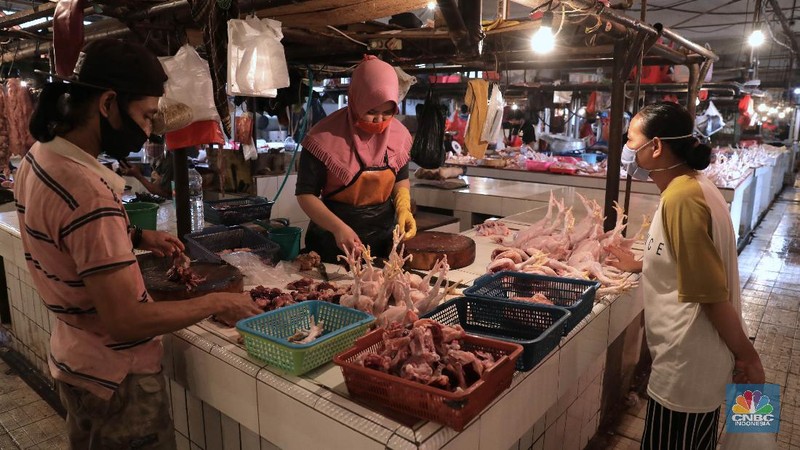 Suasana Pasar Perumnas Klender, Jakarta Timur, Senin 15/6.  Untuk mencegah masifnya penyebaran Covid-19 di pasar-pasar tradisional Jakarta, PD Pasar Jaya mengambil beberapa kebijakan diantaranya menutup pasar dan menerapkan aturan ganjil-genap. Salah satunya di pasar Perumnas Klender. Aturan pasar ganjil genap mulai berlaku hari ini. Praktik ganjil-genap di pasar itu  berlaku sesuai dengan nomor kios. Apabila tanggal genap, maka kios yang buka hanya bernomor genap, begitu sebaliknya. Terlihat sejumlah pedagang mentaati aturan wajib menggunakan face shield dan masker ketika berjualan.  Untuk pembeli wajib mengenakan masker. Pasar hanya beroperasi sejak pukul 06.00 WIB hingga pukul 14.00 WIB. Salah satu pedagang kios baju anak dan muslim Guswandi mengatakan adanya peraturan ini membuat  penghasilan berkurang. 