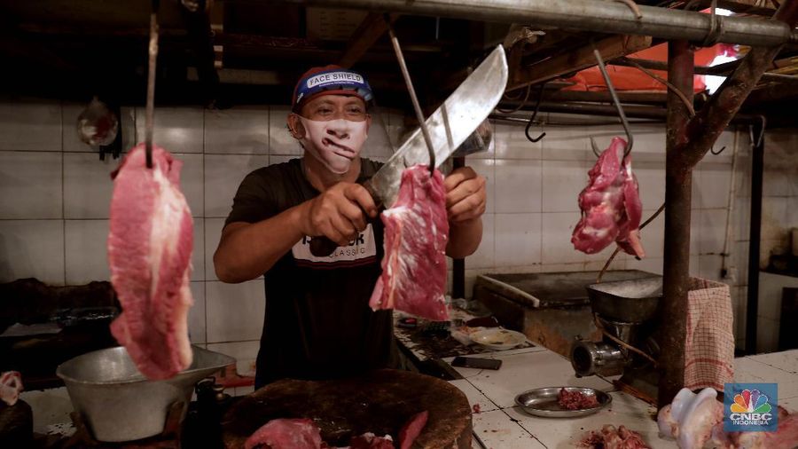 Suasana Pasar Perumnas Klender, Jakarta Timur, Senin 15/6. Untuk mencegah masifnya penyebaran Covid-19 di pasar-pasar tradisional Jakarta, PD Pasar Jaya mengambil beberapa kebijakan diantaranya menutup pasar dan menerapkan aturan ganjil-genap. Salah satunya di pasar Perumnas Klender. Aturan pasar ganjil genap mulai berlaku hari ini. Praktik ganjil-genap di pasar itu berlaku sesuai dengan nomor kios. Apabila tanggal genap, maka kios yang buka hanya bernomor genap, begitu sebaliknya. Terlihat sejumlah pedagang mentaati aturan wajib menggunakan face shield dan masker ketika berjualan. Untuk pembeli wajib mengenakan masker. Pasar hanya beroperasi sejak pukul 06.00 WIB hingga pukul 14.00 WIB. Salah satu pedagang kios baju anak dan muslim Guswandi mengatakan adanya peraturan ini membuat penghasilan berkurang.