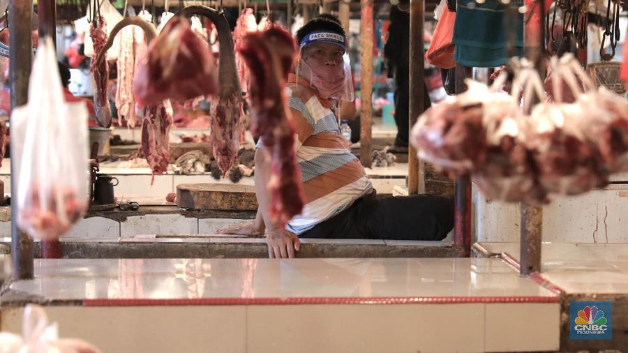Suasana Pasar Perumnas Klender, Jakarta Timur, Senin 15/6.  Untuk mencegah masifnya penyebaran Covid-19 di pasar-pasar tradisional Jakarta, PD Pasar Jaya mengambil beberapa kebijakan diantaranya menutup pasar dan menerapkan aturan ganjil-genap. Salah satunya di pasar Perumnas Klender. Aturan pasar ganjil genap mulai berlaku hari ini. Praktik ganjil-genap di pasar itu  berlaku sesuai dengan nomor kios. Apabila tanggal genap, maka kios yang buka hanya bernomor genap, begitu sebaliknya. Terlihat sejumlah pedagang mentaati aturan wajib menggunakan face shield dan masker ketika berjualan.  Untuk pembeli wajib mengenakan masker. Pasar hanya beroperasi sejak pukul 06.00 WIB hingga pukul 14.00 WIB. Salah satu pedagang kios baju anak dan muslim Guswandi mengatakan adanya peraturan ini membuat  penghasilan berkurang. 