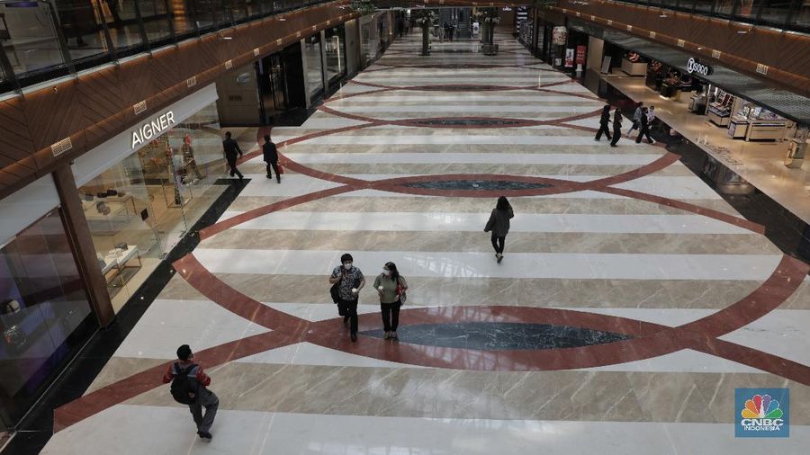 Warga memakai masker di pusat perbelanjaan di Pondok Indah Mall Jakarta, Senin (15/6). Mall yang berlokasi di bilangan Jakarta selatan ini terpantau menerapkan protokol kesehatan yang berlaku sesuai dengan anjuran saat ini. Pihaknya mal juga mempersiapkan peralatan touchless untuk menjamin kebersihan pengunjung yang datang ke mal. Protokol tersebut antara lain wajib memakai masker, jaga jarak 1 meter, suhu tubuh harus di bawah 37,5 derajat celcius, lift maksimum 6 orang, hingga pembayaran yang didorong cashless. Salah satunya adalah Mall Kota PIM  mulai pukul 10.00 sampai 20.00, atau lebih cepat dari jam penutupan sebelum pandemi corona melanda. (CNBC Indonesia/ Muhammad Sabki)