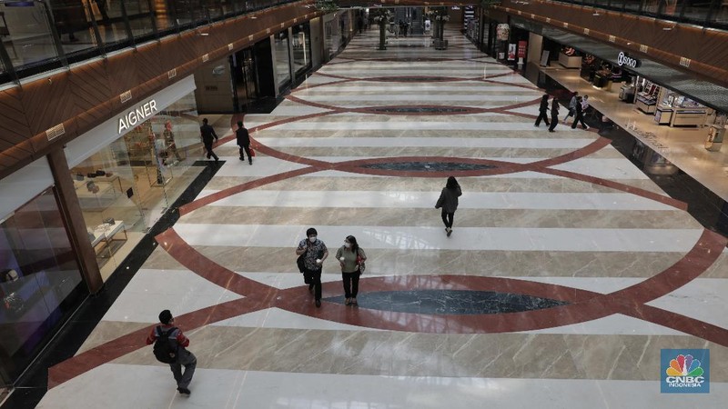 Warga memakai masker di pusat perbelanjaan di Pondok Indah Mall Jakarta, Senin (15/6). Mall yang berlokasi di bilangan Jakarta selatan ini terpantau menerapkan protokol kesehatan yang berlaku sesuai dengan anjuran saat ini. Pihaknya mal juga mempersiapkan peralatan touchless untuk menjamin kebersihan pengunjung yang datang ke mal. Protokol tersebut antara lain wajib memakai masker, jaga jarak 1 meter, suhu tubuh harus di bawah 37,5 derajat celcius, lift maksimum 6 orang, hingga pembayaran yang didorong cashless. Salah satunya adalah Mall Kota PIM  mulai pukul 10.00 sampai 20.00, atau lebih cepat dari jam penutupan sebelum pandemi corona melanda. (CNBC Indonesia/ Muhammad Sabki)