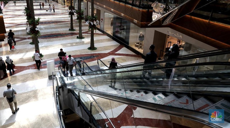 Warga memakai masker di pusat perbelanjaan di Pondok Indah Mall Jakarta, Senin (15/6). Mall yang berlokasi di bilangan Jakarta selatan ini terpantau menerapkan protokol kesehatan yang berlaku sesuai dengan anjuran saat ini. Pihaknya mal juga mempersiapkan peralatan touchless untuk menjamin kebersihan pengunjung yang datang ke mal. Protokol tersebut antara lain wajib memakai masker, jaga jarak 1 meter, suhu tubuh harus di bawah 37,5 derajat celcius, lift maksimum 6 orang, hingga pembayaran yang didorong cashless. Salah satunya adalah Mall Kota PIM  mulai pukul 10.00 sampai 20.00, atau lebih cepat dari jam penutupan sebelum pandemi corona melanda. (CNBC Indonesia/ Muhammad Sabki)