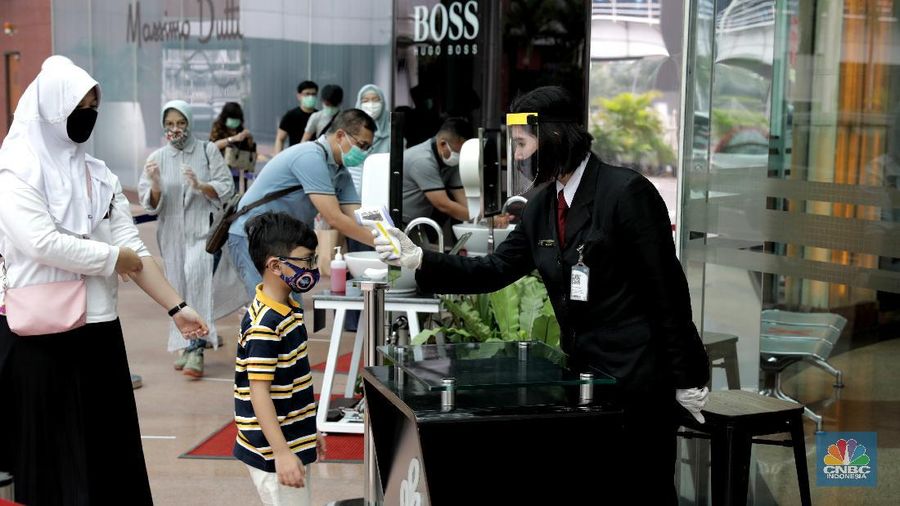 Warga memakai masker di pusat perbelanjaan di Pondok Indah Mall Jakarta, Senin (15/6). Mall yang berlokasi di bilangan Jakarta selatan ini terpantau menerapkan protokol kesehatan yang berlaku sesuai dengan anjuran saat ini. Pihaknya mal juga mempersiapkan peralatan touchless untuk menjamin kebersihan pengunjung yang datang ke mal. Protokol tersebut antara lain wajib memakai masker, jaga jarak 1 meter, suhu tubuh harus di bawah 37,5 derajat celcius, lift maksimum 6 orang, hingga pembayaran yang didorong cashless. Salah satunya adalah Mall Kota PIM mulai pukul 10.00 sampai 20.00, atau lebih cepat dari jam penutupan sebelum pandemi corona melanda. (CNBC Indonesia/ Muhammad Sabki)