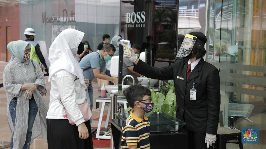 Warga memakai masker di pusat perbelanjaan di Pondok Indah Mall Jakarta, Senin (15/6). Mall yang berlokasi di bilangan Jakarta selatan ini terpantau menerapkan protokol kesehatan yang berlaku sesuai dengan anjuran saat ini. Pihaknya mal juga mempersiapkan peralatan touchless untuk menjamin kebersihan pengunjung yang datang ke mal. Protokol tersebut antara lain wajib memakai masker, jaga jarak 1 meter, suhu tubuh harus di bawah 37,5 derajat celcius, lift maksimum 6 orang, hingga pembayaran yang didorong cashless. Salah satunya adalah Mall Kota PIM  mulai pukul 10.00 sampai 20.00, atau lebih cepat dari jam penutupan sebelum pandemi corona melanda. (CNBC Indonesia/ Muhammad Sabki)