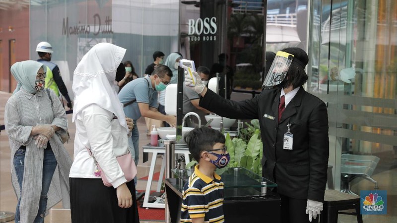 Warga memakai masker di pusat perbelanjaan di Pondok Indah Mall Jakarta, Senin (15/6). Mall yang berlokasi di bilangan Jakarta selatan ini terpantau menerapkan protokol kesehatan yang berlaku sesuai dengan anjuran saat ini. Pihaknya mal juga mempersiapkan peralatan touchless untuk menjamin kebersihan pengunjung yang datang ke mal. Protokol tersebut antara lain wajib memakai masker, jaga jarak 1 meter, suhu tubuh harus di bawah 37,5 derajat celcius, lift maksimum 6 orang, hingga pembayaran yang didorong cashless. Salah satunya adalah Mall Kota PIM  mulai pukul 10.00 sampai 20.00, atau lebih cepat dari jam penutupan sebelum pandemi corona melanda. (CNBC Indonesia/ Muhammad Sabki)