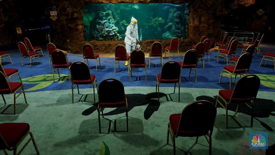 Suasana Seaworld Ancol disemprotkan disinfektan untuk pencegahan COVID-19, Rencananya tempat wisata ini akan dibuka kembali pada Sabtu 20 Juni 2020, mendatang, 15/6/20. CNBC Indonesia/Tri Susilo

Kawasan DKI Jakarta telah memasuki masa transisi Pembatasan Sosial Berskala Besar (PSBB).

Pemprov DKI Jakarta mulai mengizinkan beberapa sektor pariwisata untuk kembali dibuka.

Sejalan dengan hal tersebut, Taman Impian Jaya Ancol kini tengah bersiap untuk beroperasi kembali dalam tatanan normal baru.  

Dengan dibukanya kawasan wisata tersebut, para wisatawan tentu bisa mengunjungi berbagai destinasi di dalamnya, satu di antaranya adalah Seaworld Ancol.

 
Seawrold Ancol bisa menjadi pilihan yang tepat untuk menghabiskan momen liburan akhir pekan bersama keluarga.  

Tentunya para pengunjung harus tetap menerapkan protokol kesehatan yang telah ditetapkan.

Saat beroperasi kembali, Seaworld Ancol akan buka mulai pukul 09.00 hingga 17.00 WIB. (CNBC Indonesia/ Tri Susilo)