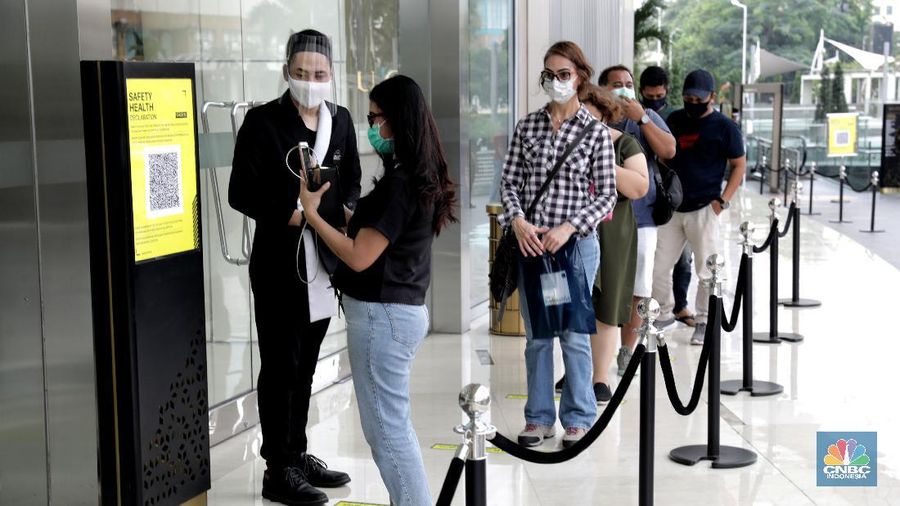 Warga memakai masker di pusat perbelanjaan di Pondok Indah Mall Jakarta, Senin (15/6). Mall yang berlokasi di bilangan Jakarta selatan ini terpantau menerapkan protokol kesehatan yang berlaku sesuai dengan anjuran saat ini. Pihaknya mal juga mempersiapkan peralatan touchless untuk menjamin kebersihan pengunjung yang datang ke mal. Protokol tersebut antara lain wajib memakai masker, jaga jarak 1 meter, suhu tubuh harus di bawah 37,5 derajat celcius, lift maksimum 6 orang, hingga pembayaran yang didorong cashless. Salah satunya adalah Mall Kota PIM  mulai pukul 10.00 sampai 20.00, atau lebih cepat dari jam penutupan sebelum pandemi corona melanda. (CNBC Indonesia/ Muhammad Sabki)