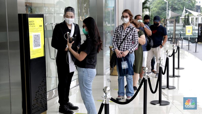 Warga memakai masker di pusat perbelanjaan di Pondok Indah Mall Jakarta, Senin (15/6). Mall yang berlokasi di bilangan Jakarta selatan ini terpantau menerapkan protokol kesehatan yang berlaku sesuai dengan anjuran saat ini. Pihaknya mal juga mempersiapkan peralatan touchless untuk menjamin kebersihan pengunjung yang datang ke mal. Protokol tersebut antara lain wajib memakai masker, jaga jarak 1 meter, suhu tubuh harus di bawah 37,5 derajat celcius, lift maksimum 6 orang, hingga pembayaran yang didorong cashless. Salah satunya adalah Mall Kota PIM  mulai pukul 10.00 sampai 20.00, atau lebih cepat dari jam penutupan sebelum pandemi corona melanda. (CNBC Indonesia/ Muhammad Sabki)