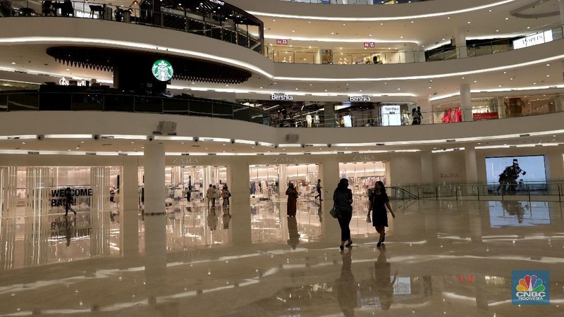 Warga memakai masker di pusat perbelanjaan di Pondok Indah Mall Jakarta, Senin (15/6). Mall yang berlokasi di bilangan Jakarta selatan ini terpantau menerapkan protokol kesehatan yang berlaku sesuai dengan anjuran saat ini. Pihaknya mal juga mempersiapkan peralatan touchless untuk menjamin kebersihan pengunjung yang datang ke mal. Protokol tersebut antara lain wajib memakai masker, jaga jarak 1 meter, suhu tubuh harus di bawah 37,5 derajat celcius, lift maksimum 6 orang, hingga pembayaran yang didorong cashless. Salah satunya adalah Mall Kota PIM  mulai pukul 10.00 sampai 20.00, atau lebih cepat dari jam penutupan sebelum pandemi corona melanda. (CNBC Indonesia/ Muhammad Sabki)