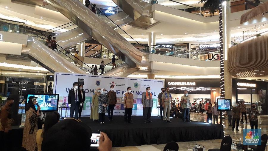 Gubernur Anies Baswedan meninjau hari kedua pembukaan mal di DKI Jakarta, di Kota Kasablanka Selasa (16/6). (CNBC Indonesia/ Ferry Sandi)