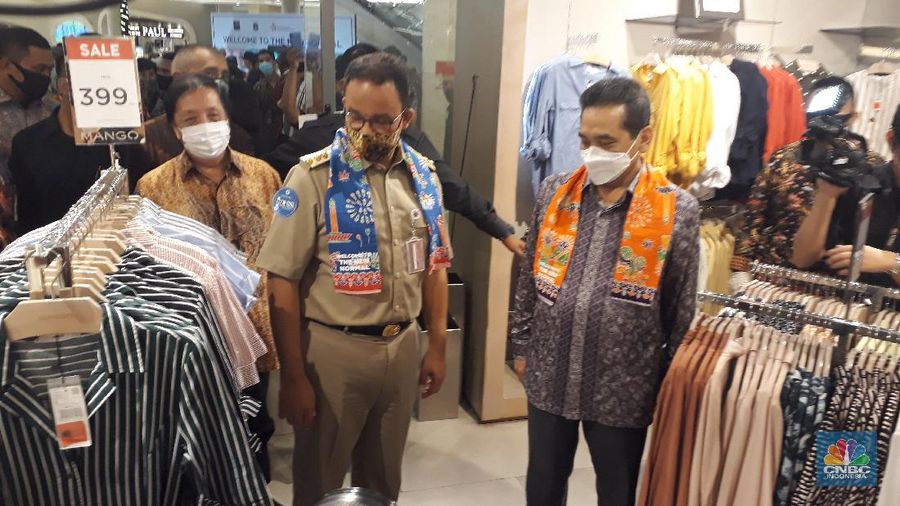 Gubernur Anies Baswedan meninjau hari kedua pembukaan mal di DKI Jakarta, di Kota Kasablanka Selasa (16/6). (CNBC Indonesia/ Ferry Sandi)