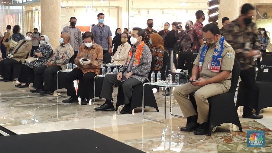 Gubernur Anies Baswedan meninjau hari kedua pembukaan mal di DKI Jakarta, di Kota Kasablanka Selasa (16/6). (CNBC Indonesia/ Ferry Sandi)