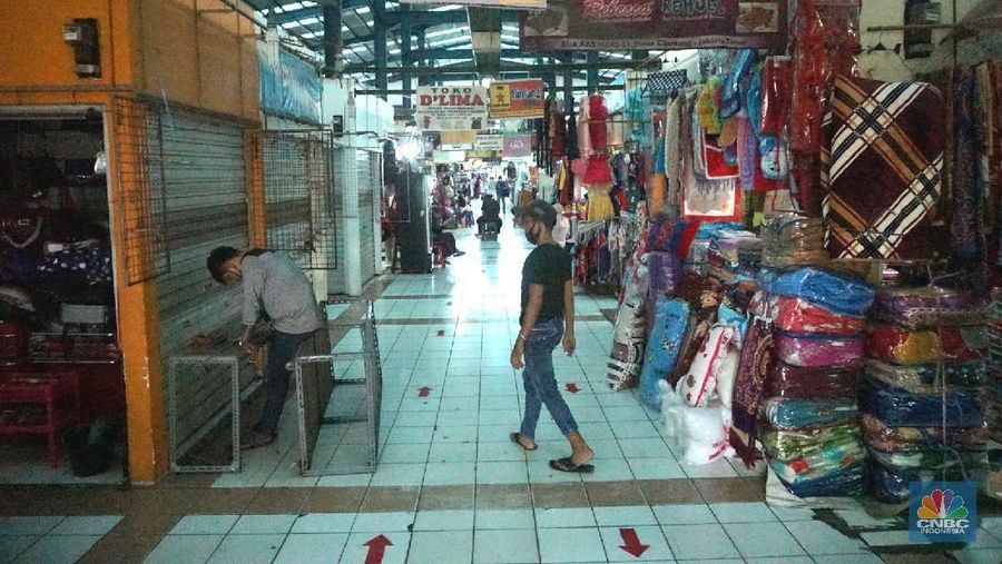 Suasana Pembatasan Sosial Berskala Besar (PSBB) di Ibu Kota berdampak pada aktivitas di pasar Jaya salah satunya, di kawasan Pasar Cijantung, Jakarta Timur. 16/6/20, վ/Tri Susilo

Pantauan վ dilapangan pada Selasa (16/6/20) mencoba menelusuri seluruh isi pasar, tampak sepi  pembeli.  Salah satu pasar di kawasan Jakarta Timur itu sangat berbeda dibanding hari-hari biasanya yang padat dan ramai. Kali ini tampak sepi. Bahkan kendaraan yang terparkir sangat minim.  

Salah satu pedagang pakaian anak mengatakan, kondisi pasar mulai sepi saat terjadi virus corona. “Ini sangat berimbas pada pendapatan kami. Repot kalau begini terus,”ujarnya.

Menurutnya,  setelah lewat pukul 11.00 WIB, siang hari, sudah sangat kurang orang yang berbelanja di pasar. Dagangan pun tentu aja banyak yang tak laku. Karena itu ia berharap wabah COVID-19  ini bisa cepat selesai.

Yanto, pedagang daging ayam juga merasakan demikian. “ Jam 10 masih numpuk dagangan ini. kami sangat khawatir pak kalau begini terus.,”ujarnya sambal geleng geleng kepala.

Pedagang sayur pun demikian. Munawar seorang  tukang sayur mengatakan, untuk mendapatkan sayur juga sulit. “Kita dapat juga sulit. Jualnya juga sudah sepi pembeli. Aturan jaga jarak dan tidak berpergian ke pasar sangat berdampak. “Jadi kalau enggak laku ya udah jadi risiko,” ungkapnya.  

Penjagaan juga diperketat oleh anggota TNI dan securty pasar untuk, setiap pengunjung yang ingin masuk ke pasar akan dicek suhu dan cuci tangan. 

Untuk kepasar basah (pasar ikan) dipastikan pengunjung memakai masker, peraturan tersebut sudah pasang sebelum masuk pasar basar.

Sebelumnya Seorang pedagang di Pasar Obor Cijantung dinyatakan positif Covid-19 usai jalani rapid test dan swab test Covid-19 pada Jumat (29/5/2020) lalu.

Informasi itu berdasarkan data dari Perumda Pasar Jaya pada Kamis (11/6/2020).

Adapun rapid test dan swab test di Pasar Obor Cijantung pada 29 Mei 2020 lalu diikuti 75 peserta yang terdiri dari pengunjung dan pedagang pasar.

Hasilnya, empat orang reaktif Covid-19 berdasarkan hasil rapid test. Kemudian, dari empat orang itu, seorang pedagang dinyatakan positif Covid-19.

 (վ/ Tri Susilo)