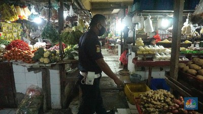 Suasana Pembatasan Sosial Berskala Besar (PSBB) di Ibu Kota berdampak pada aktivitas di pasar Jaya salah satunya, di kawasan Pasar Cijantung, Jakarta Timur. 16/6/20, CNBC Indonesia/Tri Susilo

Pantauan CNBC Indonesia dilapangan pada Selasa (16/6/20) mencoba menelusuri seluruh isi pasar, tampak sepi  pembeli.  Salah satu pasar di kawasan Jakarta Timur itu sangat berbeda dibanding hari-hari biasanya yang padat dan ramai. Kali ini tampak sepi. Bahkan kendaraan yang terparkir sangat minim.  

Salah satu pedagang pakaian anak mengatakan, kondisi pasar mulai sepi saat terjadi virus corona. “Ini sangat berimbas pada pendapatan kami. Repot kalau begini terus,”ujarnya.

Menurutnya,  setelah lewat pukul 11.00 WIB, siang hari, sudah sangat kurang orang yang berbelanja di pasar. Dagangan pun tentu aja banyak yang tak laku. Karena itu ia berharap wabah COVID-19  ini bisa cepat selesai.

Yanto, pedagang daging ayam juga merasakan demikian. “ Jam 10 masih numpuk dagangan ini. kami sangat khawatir pak kalau begini terus.,”ujarnya sambal geleng geleng kepala.

Pedagang sayur pun demikian. Munawar seorang  tukang sayur mengatakan, untuk mendapatkan sayur juga sulit. “Kita dapat juga sulit. Jualnya juga sudah sepi pembeli. Aturan jaga jarak dan tidak berpergian ke pasar sangat berdampak. “Jadi kalau enggak laku ya udah jadi risiko,” ungkapnya.  

Penjagaan juga diperketat oleh anggota TNI dan securty pasar untuk, setiap pengunjung yang ingin masuk ke pasar akan dicek suhu dan cuci tangan. 

Untuk kepasar basah (pasar ikan) dipastikan pengunjung memakai masker, peraturan tersebut sudah pasang sebelum masuk pasar basar.

Sebelumnya Seorang pedagang di Pasar Obor Cijantung dinyatakan positif Covid-19 usai jalani rapid test dan swab test Covid-19 pada Jumat (29/5/2020) lalu.

Informasi itu berdasarkan data dari Perumda Pasar Jaya pada Kamis (11/6/2020).

Adapun rapid test dan swab test di Pasar Obor Cijantung pada 29 Mei 2020 lalu diikuti 75 peserta yang terdiri dari pengunjung dan pedagang pasar.

Hasilnya, empat orang reaktif Covid-19 berdasarkan hasil rapid test. Kemudian, dari empat orang itu, seorang pedagang dinyatakan positif Covid-19.

 (CNBC Indonesia/ Tri Susilo)
