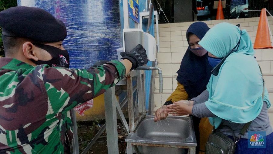 Suasana Pembatasan Sosial Berskala Besar (PSBB) di Ibu Kota berdampak pada aktivitas di pasar Jaya salah satunya, di kawasan Pasar Cijantung, Jakarta Timur. 16/6/20, CNBC Indonesia/Tri Susilo

Pantauan CNBC Indonesia dilapangan pada Selasa (16/6/20) mencoba menelusuri seluruh isi pasar, tampak sepi  pembeli.  Salah satu pasar di kawasan Jakarta Timur itu sangat berbeda dibanding hari-hari biasanya yang padat dan ramai. Kali ini tampak sepi. Bahkan kendaraan yang terparkir sangat minim.  

Salah satu pedagang pakaian anak mengatakan, kondisi pasar mulai sepi saat terjadi virus corona. “Ini sangat berimbas pada pendapatan kami. Repot kalau begini terus,”ujarnya.

Menurutnya,  setelah lewat pukul 11.00 WIB, siang hari, sudah sangat kurang orang yang berbelanja di pasar. Dagangan pun tentu aja banyak yang tak laku. Karena itu ia berharap wabah COVID-19  ini bisa cepat selesai.

Yanto, pedagang daging ayam juga merasakan demikian. “ Jam 10 masih numpuk dagangan ini. kami sangat khawatir pak kalau begini terus.,”ujarnya sambal geleng geleng kepala.

Pedagang sayur pun demikian. Munawar seorang  tukang sayur mengatakan, untuk mendapatkan sayur juga sulit. “Kita dapat juga sulit. Jualnya juga sudah sepi pembeli. Aturan jaga jarak dan tidak berpergian ke pasar sangat berdampak. “Jadi kalau enggak laku ya udah jadi risiko,” ungkapnya.  

Penjagaan juga diperketat oleh anggota TNI dan securty pasar untuk, setiap pengunjung yang ingin masuk ke pasar akan dicek suhu dan cuci tangan. 

Untuk kepasar basah (pasar ikan) dipastikan pengunjung memakai masker, peraturan tersebut sudah pasang sebelum masuk pasar basar.

Sebelumnya Seorang pedagang di Pasar Obor Cijantung dinyatakan positif Covid-19 usai jalani rapid test dan swab test Covid-19 pada Jumat (29/5/2020) lalu.

Informasi itu berdasarkan data dari Perumda Pasar Jaya pada Kamis (11/6/2020).

Adapun rapid test dan swab test di Pasar Obor Cijantung pada 29 Mei 2020 lalu diikuti 75 peserta yang terdiri dari pengunjung dan pedagang pasar.

Hasilnya, empat orang reaktif Covid-19 berdasarkan hasil rapid test. Kemudian, dari empat orang itu, seorang pedagang dinyatakan positif Covid-19.

 (CNBC Indonesia/ Tri Susilo)