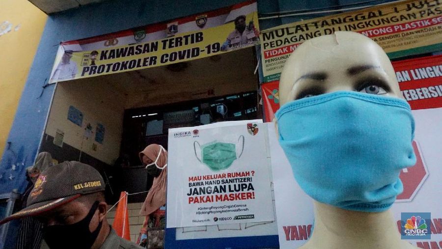Suasana Pembatasan Sosial Berskala Besar (PSBB) di Ibu Kota berdampak pada aktivitas di pasar Jaya salah satunya, di kawasan Pasar Cijantung, Jakarta Timur. 16/6/20, CNBC Indonesia/Tri Susilo

Pantauan CNBC Indonesia dilapangan pada Selasa (16/6/20) mencoba menelusuri seluruh isi pasar, tampak sepi  pembeli.  Salah satu pasar di kawasan Jakarta Timur itu sangat berbeda dibanding hari-hari biasanya yang padat dan ramai. Kali ini tampak sepi. Bahkan kendaraan yang terparkir sangat minim.  

Salah satu pedagang pakaian anak mengatakan, kondisi pasar mulai sepi saat terjadi virus corona. “Ini sangat berimbas pada pendapatan kami. Repot kalau begini terus,”ujarnya.

Menurutnya,  setelah lewat pukul 11.00 WIB, siang hari, sudah sangat kurang orang yang berbelanja di pasar. Dagangan pun tentu aja banyak yang tak laku. Karena itu ia berharap wabah COVID-19  ini bisa cepat selesai.

Yanto, pedagang daging ayam juga merasakan demikian. “ Jam 10 masih numpuk dagangan ini. kami sangat khawatir pak kalau begini terus.,”ujarnya sambal geleng geleng kepala.

Pedagang sayur pun demikian. Munawar seorang  tukang sayur mengatakan, untuk mendapatkan sayur juga sulit. “Kita dapat juga sulit. Jualnya juga sudah sepi pembeli. Aturan jaga jarak dan tidak berpergian ke pasar sangat berdampak. “Jadi kalau enggak laku ya udah jadi risiko,” ungkapnya.  

Penjagaan juga diperketat oleh anggota TNI dan securty pasar untuk, setiap pengunjung yang ingin masuk ke pasar akan dicek suhu dan cuci tangan. 

Untuk kepasar basah (pasar ikan) dipastikan pengunjung memakai masker, peraturan tersebut sudah pasang sebelum masuk pasar basar.

Sebelumnya Seorang pedagang di Pasar Obor Cijantung dinyatakan positif Covid-19 usai jalani rapid test dan swab test Covid-19 pada Jumat (29/5/2020) lalu.

Informasi itu berdasarkan data dari Perumda Pasar Jaya pada Kamis (11/6/2020).

Adapun rapid test dan swab test di Pasar Obor Cijantung pada 29 Mei 2020 lalu diikuti 75 peserta yang terdiri dari pengunjung dan pedagang pasar.

Hasilnya, empat orang reaktif Covid-19 berdasarkan hasil rapid test. Kemudian, dari empat orang itu, seorang pedagang dinyatakan positif Covid-19.

 (CNBC Indonesia/ Tri Susilo)