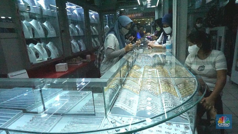 Suasana Pembatasan Sosial Berskala Besar (PSBB) di Ibu Kota berdampak pada aktivitas di pasar Jaya salah satunya, di kawasan Pasar Cijantung, Jakarta Timur. 16/6/20, CNBC Indonesia/Tri Susilo

Pantauan CNBC Indonesia dilapangan pada Selasa (16/6/20) mencoba menelusuri seluruh isi pasar, tampak sepi  pembeli.  Salah satu pasar di kawasan Jakarta Timur itu sangat berbeda dibanding hari-hari biasanya yang padat dan ramai. Kali ini tampak sepi. Bahkan kendaraan yang terparkir sangat minim.  

Salah satu pedagang pakaian anak mengatakan, kondisi pasar mulai sepi saat terjadi virus corona. “Ini sangat berimbas pada pendapatan kami. Repot kalau begini terus,”ujarnya.

Menurutnya,  setelah lewat pukul 11.00 WIB, siang hari, sudah sangat kurang orang yang berbelanja di pasar. Dagangan pun tentu aja banyak yang tak laku. Karena itu ia berharap wabah COVID-19  ini bisa cepat selesai.

Yanto, pedagang daging ayam juga merasakan demikian. “ Jam 10 masih numpuk dagangan ini. kami sangat khawatir pak kalau begini terus.,”ujarnya sambal geleng geleng kepala.

Pedagang sayur pun demikian. Munawar seorang  tukang sayur mengatakan, untuk mendapatkan sayur juga sulit. “Kita dapat juga sulit. Jualnya juga sudah sepi pembeli. Aturan jaga jarak dan tidak berpergian ke pasar sangat berdampak. “Jadi kalau enggak laku ya udah jadi risiko,” ungkapnya.  

Penjagaan juga diperketat oleh anggota TNI dan securty pasar untuk, setiap pengunjung yang ingin masuk ke pasar akan dicek suhu dan cuci tangan. 

Untuk kepasar basah (pasar ikan) dipastikan pengunjung memakai masker, peraturan tersebut sudah pasang sebelum masuk pasar basar.

Sebelumnya Seorang pedagang di Pasar Obor Cijantung dinyatakan positif Covid-19 usai jalani rapid test dan swab test Covid-19 pada Jumat (29/5/2020) lalu.

Informasi itu berdasarkan data dari Perumda Pasar Jaya pada Kamis (11/6/2020).

Adapun rapid test dan swab test di Pasar Obor Cijantung pada 29 Mei 2020 lalu diikuti 75 peserta yang terdiri dari pengunjung dan pedagang pasar.

Hasilnya, empat orang reaktif Covid-19 berdasarkan hasil rapid test. Kemudian, dari empat orang itu, seorang pedagang dinyatakan positif Covid-19.

 (CNBC Indonesia/ Tri Susilo)