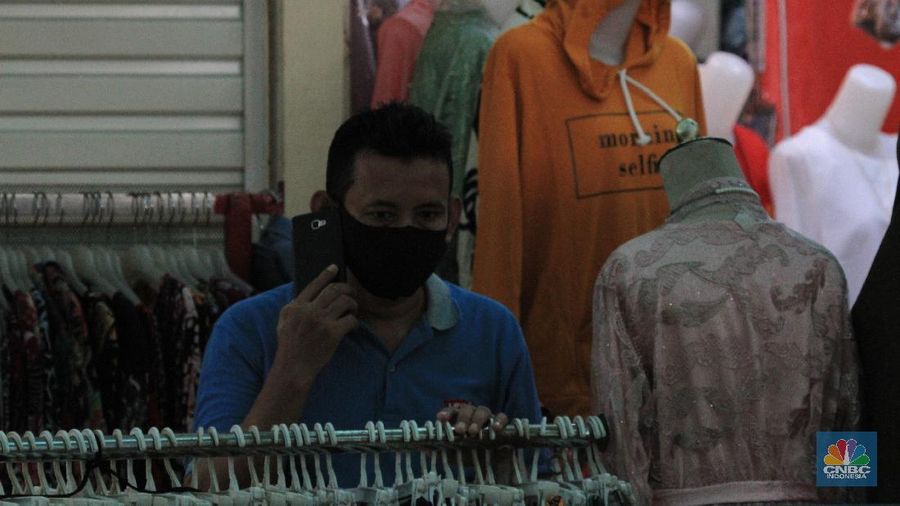 Pasar CSuasana Pembatasan Sosial Berskala Besar (PSBB) di Ibu Kota berdampak pada aktivitas di pasar Jaya salah satunya, di kawasan Pasar Cijantung, Jakarta Timur. 16/6/20, CNBC Indonesia/Tri Susilo

Pantauan CNBC Indonesia dilapangan pada Selasa (16/6/20) mencoba menelusuri seluruh isi pasar, tampak sepi  pembeli.  Salah satu pasar di kawasan Jakarta Timur itu sangat berbeda dibanding hari-hari biasanya yang padat dan ramai. Kali ini tampak sepi. Bahkan kendaraan yang terparkir sangat minim.  

Salah satu pedagang pakaian anak mengatakan, kondisi pasar mulai sepi saat terjadi virus corona. “Ini sangat berimbas pada pendapatan kami. Repot kalau begini terus,”ujarnya.

Menurutnya,  setelah lewat pukul 11.00 WIB, siang hari, sudah sangat kurang orang yang berbelanja di pasar. Dagangan pun tentu aja banyak yang tak laku. Karena itu ia berharap wabah COVID-19  ini bisa cepat selesai.

Yanto, pedagang daging ayam juga merasakan demikian. “ Jam 10 masih numpuk dagangan ini. kami sangat khawatir pak kalau begini terus.,”ujarnya sambal geleng geleng kepala.

Pedagang sayur pun demikian. Munawar seorang  tukang sayur mengatakan, untuk mendapatkan sayur juga sulit. “Kita dapat juga sulit. Jualnya juga sudah sepi pembeli. Aturan jaga jarak dan tidak berpergian ke pasar sangat berdampak. “Jadi kalau enggak laku ya udah jadi risiko,” ungkapnya.  

Penjagaan juga diperketat oleh anggota TNI dan securty pasar untuk, setiap pengunjung yang ingin masuk ke pasar akan dicek suhu dan cuci tangan. 

Untuk kepasar basah (pasar ikan) dipastikan pengunjung memakai masker, peraturan tersebut sudah pasang sebelum masuk pasar basar.

Sebelumnya Seorang pedagang di Pasar Obor Cijantung dinyatakan positif Covid-19 usai jalani rapid test dan swab test Covid-19 pada Jumat (29/5/2020) lalu.

Informasi itu berdasarkan data dari Perumda Pasar Jaya pada Kamis (11/6/2020).

Adapun rapid test dan swab test di Pasar Obor Cijantung pada 29 Mei 2020 lalu diikuti 75 peserta yang terdiri dari pengunjung dan pedagang pasar.

Hasilnya, empat orang reaktif Covid-19 berdasarkan hasil rapid test. Kemudian, dari empat orang itu, seorang pedagang dinyatakan positif Covid-19.

 (CNBC Indonesia/ Tri Susilo)ijantung (CNBC Indonesia/ Tri Susilo)