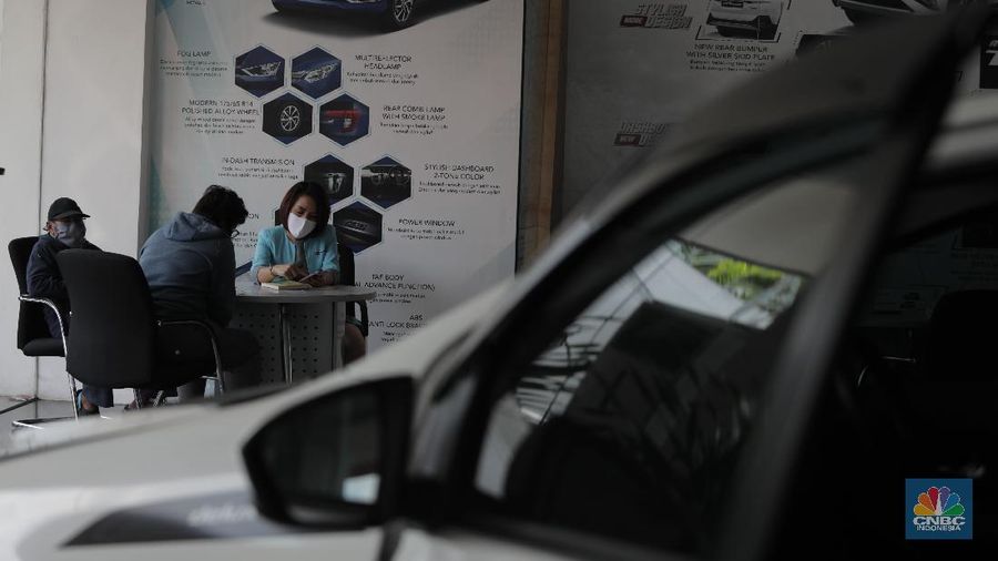 Sales marketing menawarkan produk mobil di Tunas Daihatsu Tebet, Jakarta, Selasa (16/6). Pandemi corona membuat angka penjualan mobil di Indonesia mengalami penurunan drastis. Penjualan mobil bulan lalu anjlok hingga 95 persen bila periode yang sama tahun 2019.
Berdasarkan data Gabungan Industri Kendaraan Bermotor Indonesia (Gaikindo) yang diperoleh detikOto dari PT Astra International Tbk, pada bulan kelima tahun 2020, industri otomotif hanya mampu mengirim 3.551 unit mobil baru. Angka ini merosot 95 % dibanding bulan Mei 2019, di mana saat itu mencapai 84.109 unit. Angka ini merupakan penjualan berupa wholesales atau distribusi dari pabrik ke dealer. Seperti diketahui, banyak pabrik otomotif di Indonesia yang berhenti produksi sementara di tengah pandemi COVID-19. Wajar jika distribusinya pada Mei 2020 anjlok drastis. Adapun mengatasi penurunan banyak pabrikan otomotif  menawarkan paket penjualan khusus demi mendongkrak penjualan. Rendi selaku supervisor di Tunas Daihatsu Tebet mengatakan 