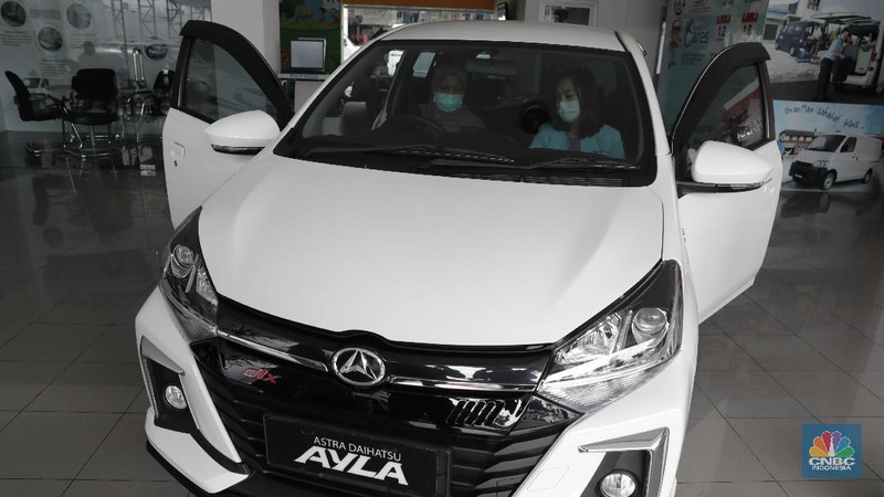 Sales marketing menawarkan produk mobil di Tunas Daihatsu Tebet, Jakarta, Selasa (16/6). Pandemi corona membuat angka penjualan mobil di Indonesia mengalami penurunan drastis. Penjualan mobil bulan lalu anjlok hingga 95 persen bila periode yang sama tahun 2019.
Berdasarkan data Gabungan Industri Kendaraan Bermotor Indonesia (Gaikindo) yang diperoleh detikOto dari PT Astra International Tbk, pada bulan kelima tahun 2020, industri otomotif hanya mampu mengirim 3.551 unit mobil baru. Angka ini merosot 95 % dibanding bulan Mei 2019, di mana saat itu mencapai 84.109 unit. Angka ini merupakan penjualan berupa wholesales atau distribusi dari pabrik ke dealer. Seperti diketahui, banyak pabrik otomotif di Indonesia yang berhenti produksi sementara di tengah pandemi COVID-19. Wajar jika distribusinya pada Mei 2020 anjlok drastis. Adapun mengatasi penurunan banyak pabrikan otomotif  menawarkan paket penjualan khusus demi mendongkrak penjualan. Rendi selaku supervisor di Tunas Daihatsu Tebet mengatakan 