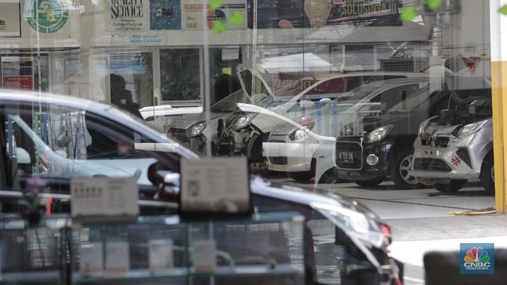 Penjualan Kendaraan (CNBC Indonesia/ Muhammad Sabki) Sales marketing menawarkan produk mobil di Tunas Daihatsu Tebet, Jakarta, Selasa (16/6). Pandemi corona membuat angka penjualan mobil di Indonesia mengalami penurunan drastis. Penjualan mobil bulan lalu anjlok hingga 95 persen bila periode yang sama tahun 2019.
Berdasarkan data Gabungan Industri Kendaraan Bermotor Indonesia (Gaikindo) yang diperoleh detikOto dari PT Astra International Tbk, pada bulan kelima tahun 2020, industri otomotif hanya mampu mengirim 3.551 unit mobil baru. Angka ini merosot 95 % dibanding bulan Mei 2019, di mana saat itu mencapai 84.109 unit. Angka ini merupakan penjualan berupa wholesales atau distribusi dari pabrik ke dealer. Seperti diketahui, banyak pabrik otomotif di Indonesia yang berhenti produksi sementara di tengah pandemi COVID-19. Wajar jika distribusinya pada Mei 2020 anjlok drastis. Adapun mengatasi penurunan banyak pabrikan otomotif menawarkan paket penjualan khusus demi mendongkrak penjualan. Rendi selaku supervisor di Tunas Daihatsu Tebet mengatakan