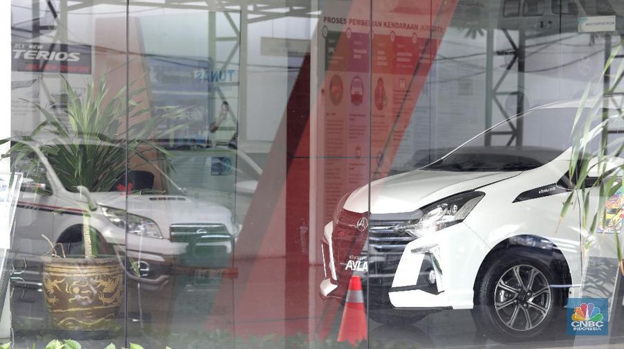 Sales marketing menawarkan produk mobil di Tunas Daihatsu Tebet, Jakarta, Selasa (16/6). Pandemi corona membuat angka penjualan mobil di Indonesia mengalami penurunan drastis. Penjualan mobil bulan lalu anjlok hingga 95 persen bila periode yang sama tahun 2019.
Berdasarkan data Gabungan Industri Kendaraan Bermotor Indonesia (Gaikindo) yang diperoleh detikOto dari PT Astra International Tbk, pada bulan kelima tahun 2020, industri otomotif hanya mampu mengirim 3.551 unit mobil baru. Angka ini merosot 95 % dibanding bulan Mei 2019, di mana saat itu mencapai 84.109 unit. Angka ini merupakan penjualan berupa wholesales atau distribusi dari pabrik ke dealer. Seperti diketahui, banyak pabrik otomotif di Indonesia yang berhenti produksi sementara di tengah pandemi COVID-19. Wajar jika distribusinya pada Mei 2020 anjlok drastis. Adapun mengatasi penurunan banyak pabrikan otomotif  menawarkan paket penjualan khusus demi mendongkrak penjualan. Rendi selaku supervisor di Tunas Daihatsu Tebet mengatakan 
