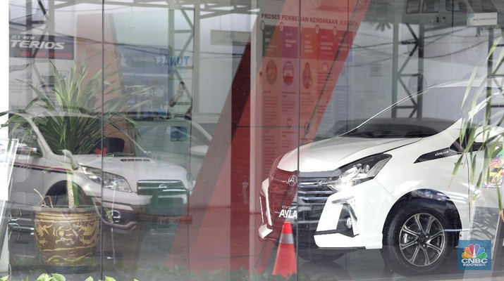 Penjualan Kendaraan (CNBC Indonesia/ Muhammad Sabki) Sales marketing menawarkan produk mobil di Tunas Daihatsu Tebet, Jakarta, Selasa (16/6). Pandemi corona membuat angka penjualan mobil di Indonesia mengalami penurunan drastis. Penjualan mobil bulan lalu anjlok hingga 95 persen bila periode yang sama tahun 2019.
Berdasarkan data Gabungan Industri Kendaraan Bermotor Indonesia (Gaikindo) yang diperoleh detikOto dari PT Astra International Tbk, pada bulan kelima tahun 2020, industri otomotif hanya mampu mengirim 3.551 unit mobil baru. Angka ini merosot 95 % dibanding bulan Mei 2019, di mana saat itu mencapai 84.109 unit. Angka ini merupakan penjualan berupa wholesales atau distribusi dari pabrik ke dealer. Seperti diketahui, banyak pabrik otomotif di Indonesia yang berhenti produksi sementara di tengah pandemi COVID-19. Wajar jika distribusinya pada Mei 2020 anjlok drastis. Adapun mengatasi penurunan banyak pabrikan otomotif menawarkan paket penjualan khusus demi mendongkrak penjualan. Rendi selaku supervisor di Tunas Daihatsu Tebet mengatakan