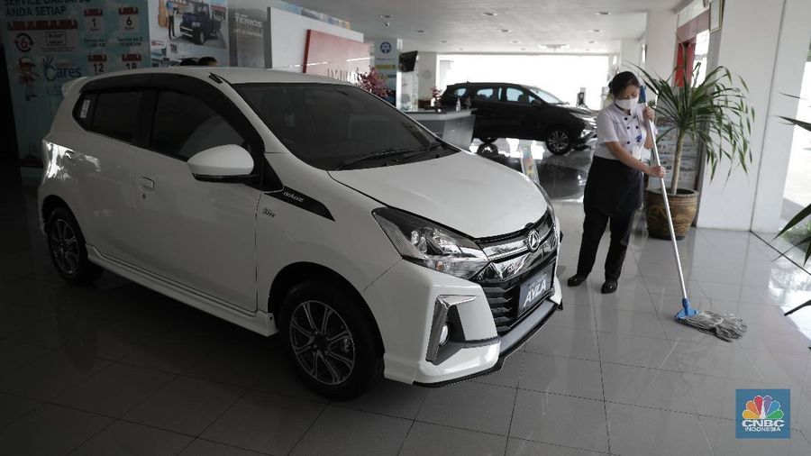 Sales marketing menawarkan produk mobil di Tunas Daihatsu Tebet, Jakarta, Selasa (16/6). Pandemi corona membuat angka penjualan mobil di Indonesia mengalami penurunan drastis. Penjualan mobil bulan lalu anjlok hingga 95 persen bila periode yang sama tahun 2019.
Berdasarkan data Gabungan Industri Kendaraan Bermotor Indonesia (Gaikindo) yang diperoleh detikOto dari PT Astra International Tbk, pada bulan kelima tahun 2020, industri otomotif hanya mampu mengirim 3.551 unit mobil baru. Angka ini merosot 95 % dibanding bulan Mei 2019, di mana saat itu mencapai 84.109 unit. Angka ini merupakan penjualan berupa wholesales atau distribusi dari pabrik ke dealer. Seperti diketahui, banyak pabrik otomotif di Indonesia yang berhenti produksi sementara di tengah pandemi COVID-19. Wajar jika distribusinya pada Mei 2020 anjlok drastis. Adapun mengatasi penurunan banyak pabrikan otomotif  menawarkan paket penjualan khusus demi mendongkrak penjualan. Rendi selaku supervisor di Tunas Daihatsu Tebet mengatakan 