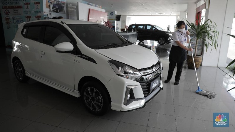 Sales marketing menawarkan produk mobil di Tunas Daihatsu Tebet, Jakarta, Selasa (16/6). Pandemi corona membuat angka penjualan mobil di Indonesia mengalami penurunan drastis. Penjualan mobil bulan lalu anjlok hingga 95 persen bila periode yang sama tahun 2019.
Berdasarkan data Gabungan Industri Kendaraan Bermotor Indonesia (Gaikindo) yang diperoleh detikOto dari PT Astra International Tbk, pada bulan kelima tahun 2020, industri otomotif hanya mampu mengirim 3.551 unit mobil baru. Angka ini merosot 95 % dibanding bulan Mei 2019, di mana saat itu mencapai 84.109 unit. Angka ini merupakan penjualan berupa wholesales atau distribusi dari pabrik ke dealer. Seperti diketahui, banyak pabrik otomotif di Indonesia yang berhenti produksi sementara di tengah pandemi COVID-19. Wajar jika distribusinya pada Mei 2020 anjlok drastis. Adapun mengatasi penurunan banyak pabrikan otomotif  menawarkan paket penjualan khusus demi mendongkrak penjualan. Rendi selaku supervisor di Tunas Daihatsu Tebet mengatakan 