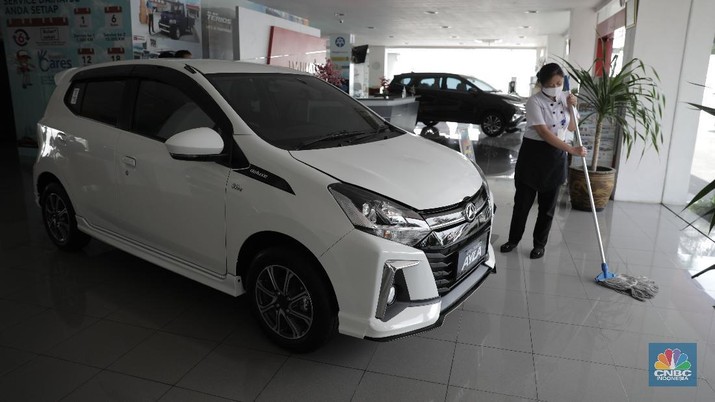 Penjualan Kendaraan (CNBC Indonesia/ Muhammad Sabki) Sales marketing menawarkan produk mobil di Tunas Daihatsu Tebet, Jakarta, Selasa (16/6). Pandemi corona membuat angka penjualan mobil di Indonesia mengalami penurunan drastis. Penjualan mobil bulan lalu anjlok hingga 95 persen bila periode yang sama tahun 2019.
Berdasarkan data Gabungan Industri Kendaraan Bermotor Indonesia (Gaikindo) yang diperoleh detikOto dari PT Astra International Tbk, pada bulan kelima tahun 2020, industri otomotif hanya mampu mengirim 3.551 unit mobil baru. Angka ini merosot 95 % dibanding bulan Mei 2019, di mana saat itu mencapai 84.109 unit. Angka ini merupakan penjualan berupa wholesales atau distribusi dari pabrik ke dealer. Seperti diketahui, banyak pabrik otomotif di Indonesia yang berhenti produksi sementara di tengah pandemi COVID-19. Wajar jika distribusinya pada Mei 2020 anjlok drastis. Adapun mengatasi penurunan banyak pabrikan otomotif menawarkan paket penjualan khusus demi mendongkrak penjualan. Rendi selaku supervisor di Tunas Daihatsu Tebet mengatakan