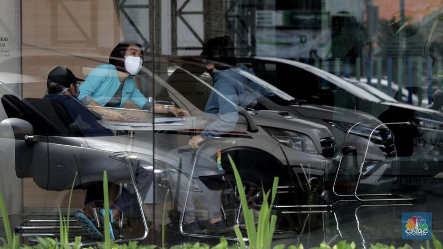 Sales marketing menawarkan produk mobil di Tunas Daihatsu Tebet, Jakarta, Selasa (16/6). Pandemi corona membuat angka penjualan mobil di Indonesia mengalami penurunan drastis. Penjualan mobil bulan lalu anjlok hingga 95 persen bila periode yang sama tahun 2019.
Berdasarkan data Gabungan Industri Kendaraan Bermotor Indonesia (Gaikindo) yang diperoleh detikOto dari PT Astra International Tbk, pada bulan kelima tahun 2020, industri otomotif hanya mampu mengirim 3.551 unit mobil baru. Angka ini merosot 95 % dibanding bulan Mei 2019, di mana saat itu mencapai 84.109 unit. Angka ini merupakan penjualan berupa wholesales atau distribusi dari pabrik ke dealer. Seperti diketahui, banyak pabrik otomotif di Indonesia yang berhenti produksi sementara di tengah pandemi COVID-19. Wajar jika distribusinya pada Mei 2020 anjlok drastis. Adapun mengatasi penurunan banyak pabrikan otomotif  menawarkan paket penjualan khusus demi mendongkrak penjualan. Rendi selaku supervisor di Tunas Daihatsu Tebet mengatakan 