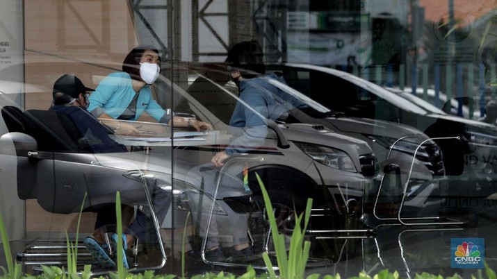 Sales marketing menawarkan produk mobil di Tunas Daihatsu Tebet, Jakarta, Selasa (16/6). Pandemi corona membuat angka penjualan mobil di Indonesia mengalami penurunan drastis. Penjualan mobil bulan lalu anjlok hingga 95 persen bila periode yang sama tahun 2019.
Berdasarkan data Gabungan Industri Kendaraan Bermotor Indonesia (Gaikindo) yang diperoleh detikOto dari PT Astra International Tbk, pada bulan kelima tahun 2020, industri otomotif hanya mampu mengirim 3.551 unit mobil baru. Angka ini merosot 95 % dibanding bulan Mei 2019, di mana saat itu mencapai 84.109 unit. Angka ini merupakan penjualan berupa wholesales atau distribusi dari pabrik ke dealer. Seperti diketahui, banyak pabrik otomotif di Indonesia yang berhenti produksi sementara di tengah pandemi COVID-19. Wajar jika distribusinya pada Mei 2020 anjlok drastis. Adapun mengatasi penurunan banyak pabrikan otomotif  menawarkan paket penjualan khusus demi mendongkrak penjualan. Rendi selaku supervisor di Tunas Daihatsu Tebet mengatakan 