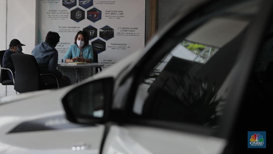 Sales marketing menawarkan produk mobil di Tunas Daihatsu Tebet, Jakarta, Selasa (16/6). Pandemi corona membuat angka penjualan mobil di Indonesia mengalami penurunan drastis. Penjualan mobil bulan lalu anjlok hingga 95 persen bila periode yang sama tahun 2019.
Berdasarkan data Gabungan Industri Kendaraan Bermotor Indonesia (Gaikindo) yang diperoleh detikOto dari PT Astra International Tbk, pada bulan kelima tahun 2020, industri otomotif hanya mampu mengirim 3.551 unit mobil baru. Angka ini merosot 95 % dibanding bulan Mei 2019, di mana saat itu mencapai 84.109 unit. Angka ini merupakan penjualan berupa wholesales atau distribusi dari pabrik ke dealer. Seperti diketahui, banyak pabrik otomotif di Indonesia yang berhenti produksi sementara di tengah pandemi COVID-19. Wajar jika distribusinya pada Mei 2020 anjlok drastis. Adapun mengatasi penurunan banyak pabrikan otomotif menawarkan paket penjualan khusus demi mendongkrak penjualan. Rendi selaku supervisor di Tunas Daihatsu Tebet mengatakan