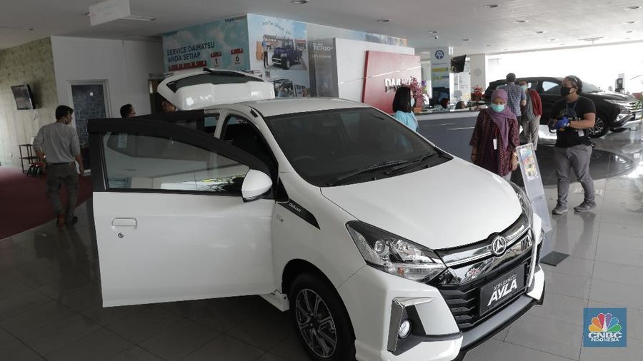 Sales marketing menawarkan produk mobil di Tunas Daihatsu Tebet, Jakarta, Selasa (16/6). Pandemi corona membuat angka penjualan mobil di Indonesia mengalami penurunan drastis. Penjualan mobil bulan lalu anjlok hingga 95 persen bila periode yang sama tahun 2019.
Berdasarkan data Gabungan Industri Kendaraan Bermotor Indonesia (Gaikindo) yang diperoleh detikOto dari PT Astra International Tbk, pada bulan kelima tahun 2020, industri otomotif hanya mampu mengirim 3.551 unit mobil baru. Angka ini merosot 95 % dibanding bulan Mei 2019, di mana saat itu mencapai 84.109 unit. Angka ini merupakan penjualan berupa wholesales atau distribusi dari pabrik ke dealer. Seperti diketahui, banyak pabrik otomotif di Indonesia yang berhenti produksi sementara di tengah pandemi COVID-19. Wajar jika distribusinya pada Mei 2020 anjlok drastis. Adapun mengatasi penurunan banyak pabrikan otomotif menawarkan paket penjualan khusus demi mendongkrak penjualan. Rendi selaku supervisor di Tunas Daihatsu Tebet mengatakan