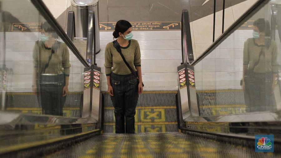 Suasana Pasar Perumnas Klender, Jakarta Timur, Senin 15/6.  Untuk mencegah masifnya penyebaran Covid-19 di pasar-pasar tradisional Jakarta, PD Pasar Jaya mengambil beberapa kebijakan diantaranya menutup pasar dan menerapkan aturan ganjil-genap. Salah satunya di pasar Perumnas Klender. Aturan pasar ganjil genap mulai berlaku hari ini. Praktik ganjil-genap di pasar itu  berlaku sesuai dengan nomor kios. Apabila tanggal genap, maka kios yang buka hanya bernomor genap, begitu sebaliknya. Terlihat sejumlah pedagang mentaati aturan wajib menggunakan face shield dan masker ketika berjualan.  Untuk pembeli wajib mengenakan masker. Pasar hanya beroperasi sejak pukul 06.00 WIB hingga pukul 14.00 WIB. Salah satu pedagang kios baju anak dan muslim Guswandi mengatakan adanya peraturan ini membuat  penghasilan berkurang. 
