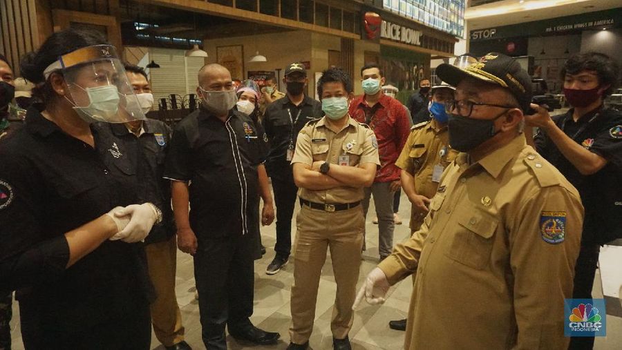 Walikota Depok Mohammad Idris meninjau persiapan transisi new normal Trans Studio Mall Cibubur (CNBC Indonesia/ Tri Susilo)