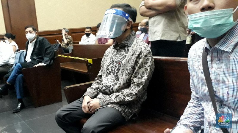 Suasana Pasar Perumnas Klender, Jakarta Timur, Senin 15/6.  Untuk mencegah masifnya penyebaran Covid-19 di pasar-pasar tradisional Jakarta, PD Pasar Jaya mengambil beberapa kebijakan diantaranya menutup pasar dan menerapkan aturan ganjil-genap. Salah satunya di pasar Perumnas Klender. Aturan pasar ganjil genap mulai berlaku hari ini. Praktik ganjil-genap di pasar itu  berlaku sesuai dengan nomor kios. Apabila tanggal genap, maka kios yang buka hanya bernomor genap, begitu sebaliknya. Terlihat sejumlah pedagang mentaati aturan wajib menggunakan face shield dan masker ketika berjualan.  Untuk pembeli wajib mengenakan masker. Pasar hanya beroperasi sejak pukul 06.00 WIB hingga pukul 14.00 WIB. Salah satu pedagang kios baju anak dan muslim Guswandi mengatakan adanya peraturan ini membuat  penghasilan berkurang. 