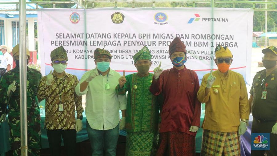 BPH Migas meresmikan BBM 1 Harga SPBU Kompak di Kecamatan Pulau Maya, Kalbar, Rabu, (17/06/2020). (CNBC Indonesia/ Anisatul Umah)