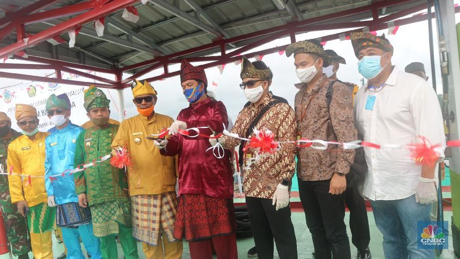 BPH Migas meresmikan BBM 1 Harga SPBU Kompak di Kecamatan Pulau Maya, Kalbar, Rabu, (17/06/2020). (CNBC Indonesia/ Anisatul Umah)