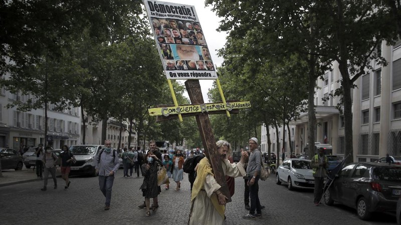 Medical workers chant slogans during a demonstration in Marseille, southern France, Tuesday, June 16, 2020. French hospital workers and others are protesting in cities around the country to demand better pay and more investment in France's public hospital system, which is considered among the world's best but struggled to handle a flux of virus patients after years of cost cuts. France has seen nearly 30,000 virus deaths. (AP Photo/Daniel Cole)