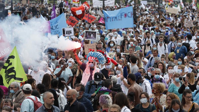 Medical workers chant slogans during a demonstration in Marseille, southern France, Tuesday, June 16, 2020. French hospital workers and others are protesting in cities around the country to demand better pay and more investment in France's public hospital system, which is considered among the world's best but struggled to handle a flux of virus patients after years of cost cuts. France has seen nearly 30,000 virus deaths. (AP Photo/Daniel Cole)