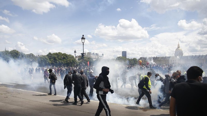 Medical workers chant slogans during a demonstration in Marseille, southern France, Tuesday, June 16, 2020. French hospital workers and others are protesting in cities around the country to demand better pay and more investment in France's public hospital system, which is considered among the world's best but struggled to handle a flux of virus patients after years of cost cuts. France has seen nearly 30,000 virus deaths. (AP Photo/Daniel Cole)