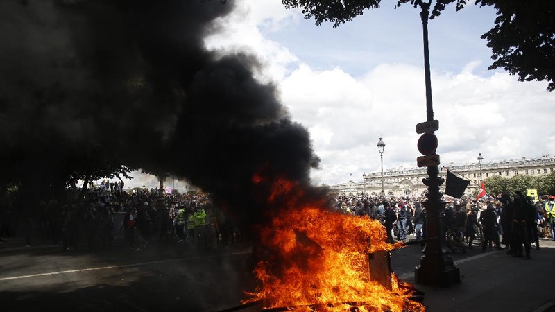 Medical workers chant slogans during a demonstration in Marseille, southern France, Tuesday, June 16, 2020. French hospital workers and others are protesting in cities around the country to demand better pay and more investment in France's public hospital system, which is considered among the world's best but struggled to handle a flux of virus patients after years of cost cuts. France has seen nearly 30,000 virus deaths. (AP Photo/Daniel Cole)