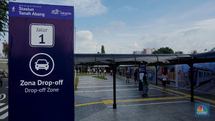 Suasana Pasar Perumnas Klender, Jakarta Timur, Senin 15/6.  Untuk mencegah masifnya penyebaran Covid-19 di pasar-pasar tradisional Jakarta, PD Pasar Jaya mengambil beberapa kebijakan diantaranya menutup pasar dan menerapkan aturan ganjil-genap. Salah satunya di pasar Perumnas Klender. Aturan pasar ganjil genap mulai berlaku hari ini. Praktik ganjil-genap di pasar itu  berlaku sesuai dengan nomor kios. Apabila tanggal genap, maka kios yang buka hanya bernomor genap, begitu sebaliknya. Terlihat sejumlah pedagang mentaati aturan wajib menggunakan face shield dan masker ketika berjualan.  Untuk pembeli wajib mengenakan masker. Pasar hanya beroperasi sejak pukul 06.00 WIB hingga pukul 14.00 WIB. Salah satu pedagang kios baju anak dan muslim Guswandi mengatakan adanya peraturan ini membuat  penghasilan berkurang. 