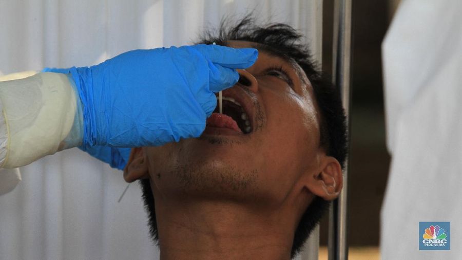 Sebanyak 150 orang pedagang pasar tradisional menjalani Swab COVID-19 yang dilakukan oleh puskesmas Kecamatan Palmerah, Jakarta Barat. 17/6/20. CNBC Indonesia/Tri Susilo

Swab COVID-19  dilaksanakan oleh pihak Puskesmas Kecamatan Palmerah, Jakarta Barat pada Rabu (17/6/2020) mulai pukul 08.00 hingga selesai. Seluruh petugas medis yang melaksanakan Swab test juga dibekali alat pelindung diri (APD) lengkap.

