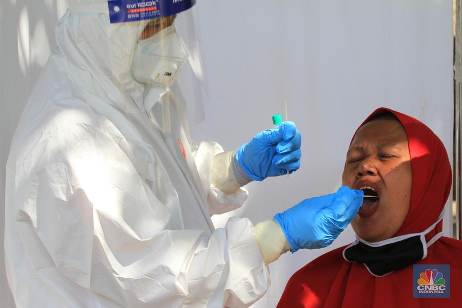 Swab Test Pedagang Pasar Pluis (CNBC Indonesia/ Tri Susilo)